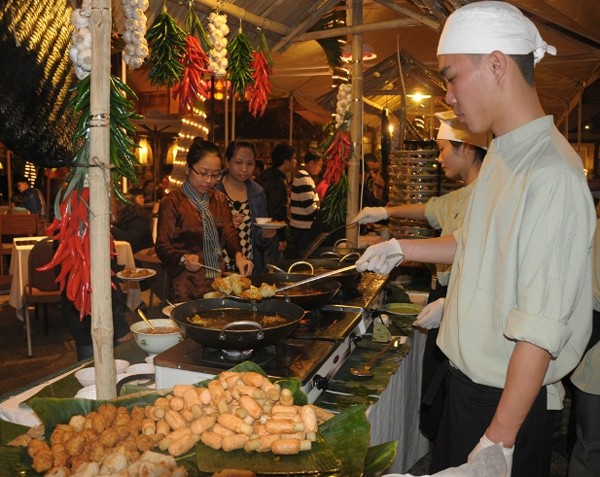 Hàng vạn du khách quốc tế du xuân Đà Nẵng - ảnh 2